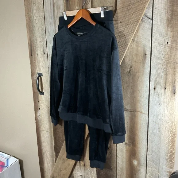 Banana Republic Women's Super Soft Velour Sweatshirt & Jogger Set (Black, M) - Picture 3 of 5